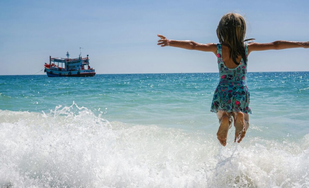 Dziecko na plaży w San Blas, bezpieczna podróż dla rodziny.