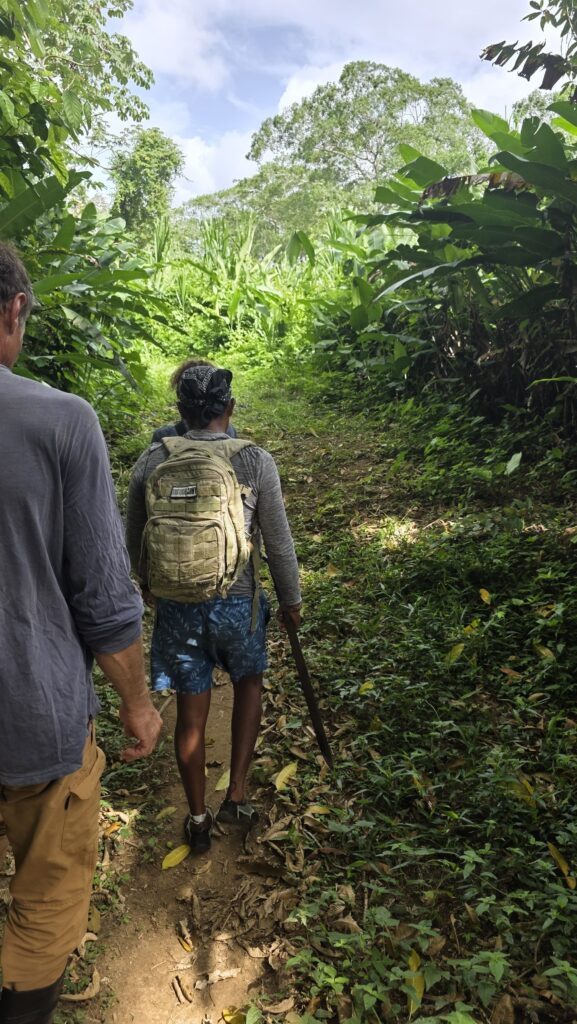 Grupa podczas trekkingu przez dżunglę Guna Yala z przewodnikiem