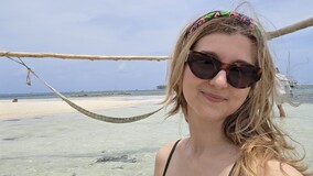 Lek. med. Michalina Derbich, autorka poradnika, na plaży na San Blas