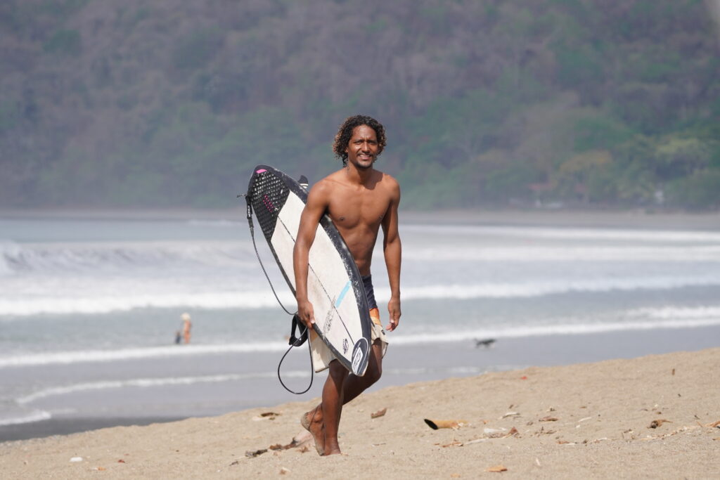 Trener surfingu na plaży w Playa Venao