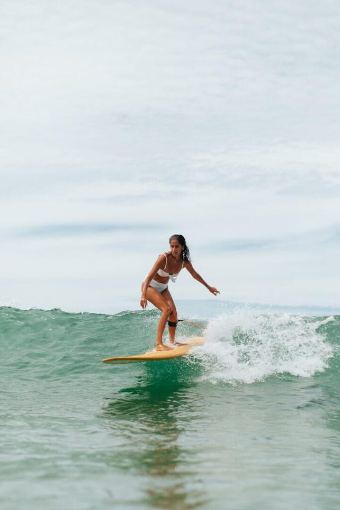 Kobieta surfująca na fali w Playa Venao – adrenalina i wolność na Pacyfiku