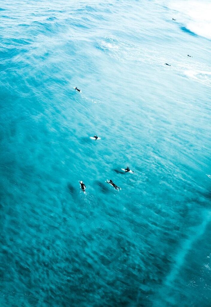 Surferzy łapiący falę na Playa Venao – idealne warunki dla początkujących i zaawansowanych