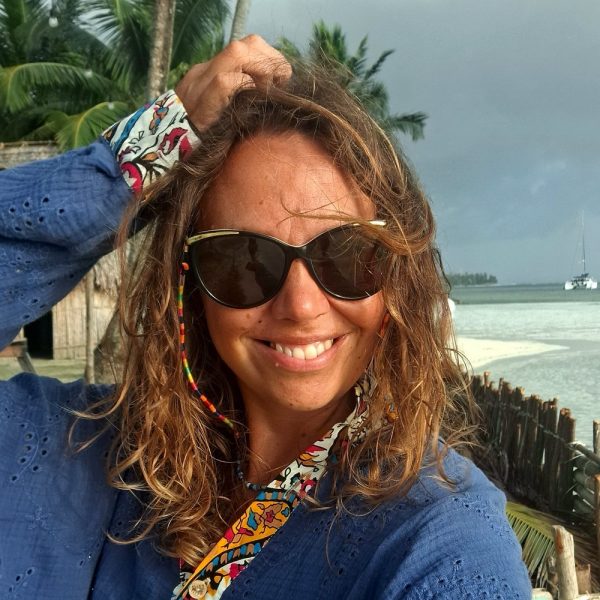 Justyna z załogi jachtu Two Moons na plaży archipelagu San Blas pod palmami