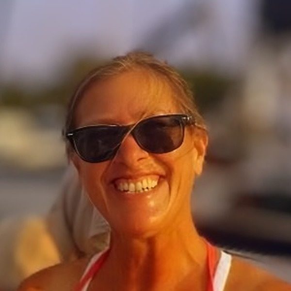 Michelle z załogi katamaranu Ohana na pokładzie o zachodzie słońca